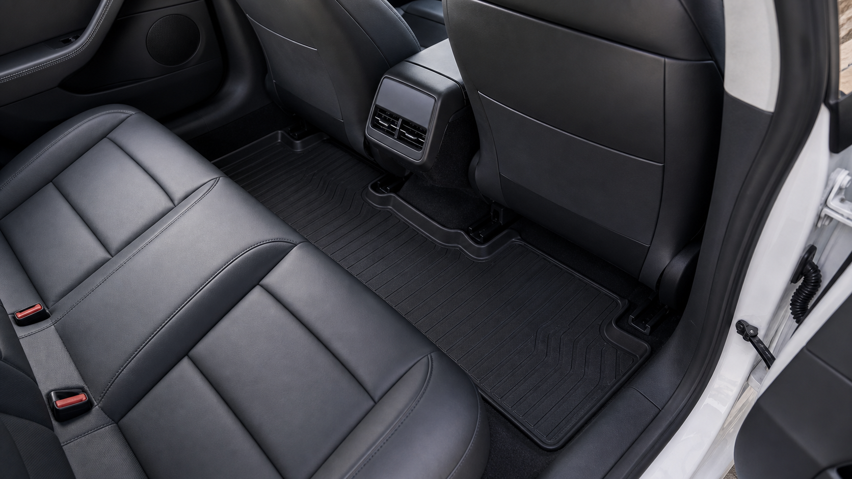 新型Model 3 Highlandの後席足元にフロアマットを装着したイメージ
