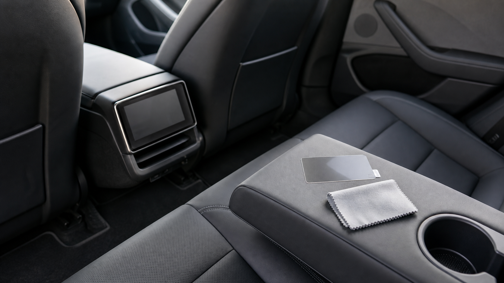 新型Model 3 Highlandの後席リア画面用フィルムを確認するイメージ