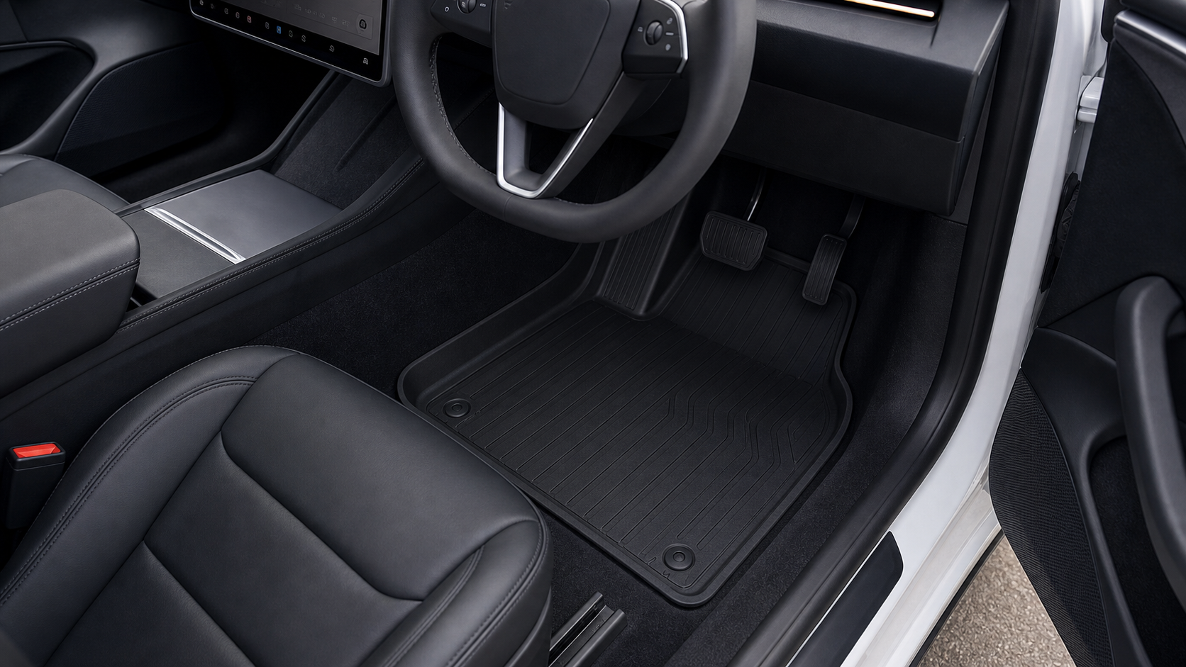 新型Model 3 Highland右ハンドル車内でペダル干渉のないフロアマットを確認するイメージ